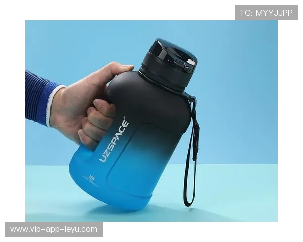 健身“水杯：加仑壶的每日饮水目标